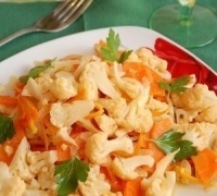 Цветная капуста, тушеная с овощами