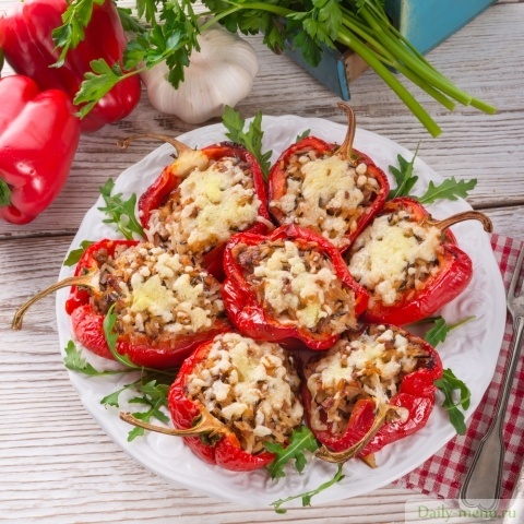 Перец, фаршированный кус-кусом и грибами
