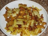 Картофель жареный с лисичками и луком