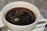 черный молотый кофе с молоком