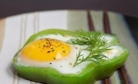 Яйца, жареные в кольцах болгарского перца