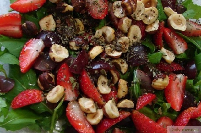 Салат клубничный с рукколой и орешками Фото: <a href="http://www.vkussovet.ru/recept/salat-s-rukoloy-klubnikoy-i/&from=btm">vkussovet.ru</a>