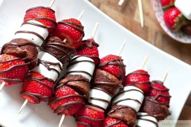 Клубничные шашлычки Фото: <a href="http://www.ericasweettooth.com/2013/07/strawberry-brownie-kabobs.html">ericasweettooth.com</a>