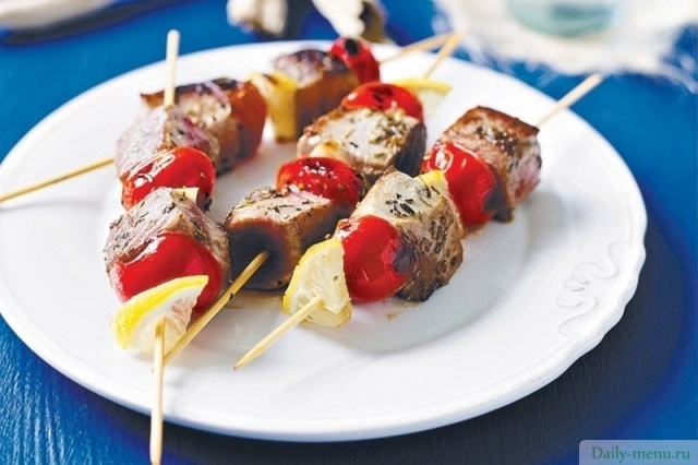 Фото: <a href="http://www.meals.ru/domashnie-shashlyki-tuntsa-shpazhkah-pomidorami-cherri-61114.htm">meals</a>