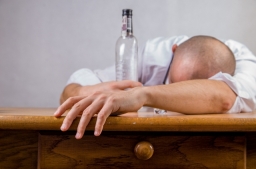 Как помочь близкому человеку при алкогольной интоксикации? Домашняя терапия